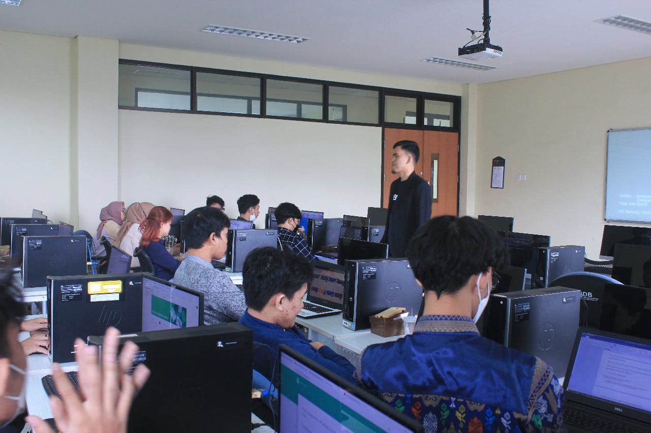 Peserta melakukan ujikom