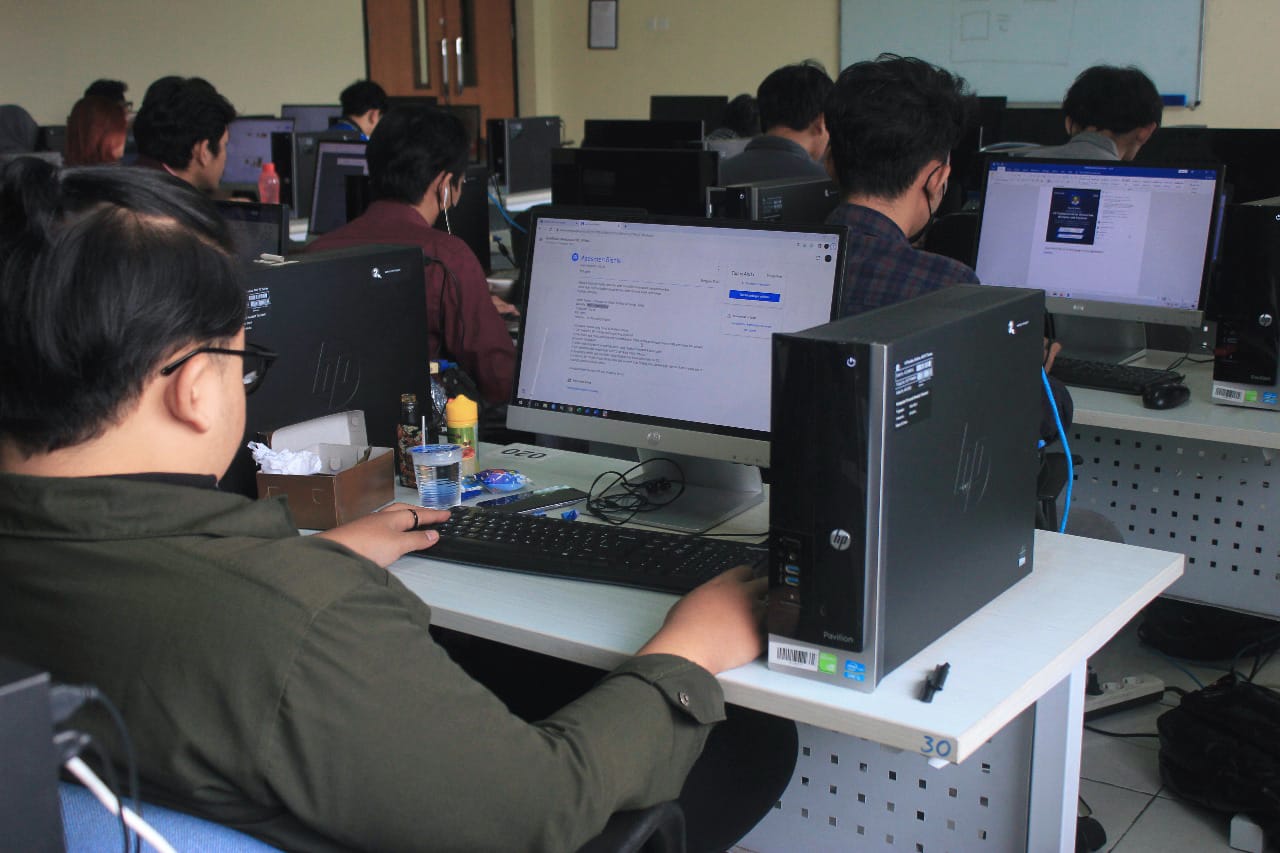 Peserta melakukan ujikom