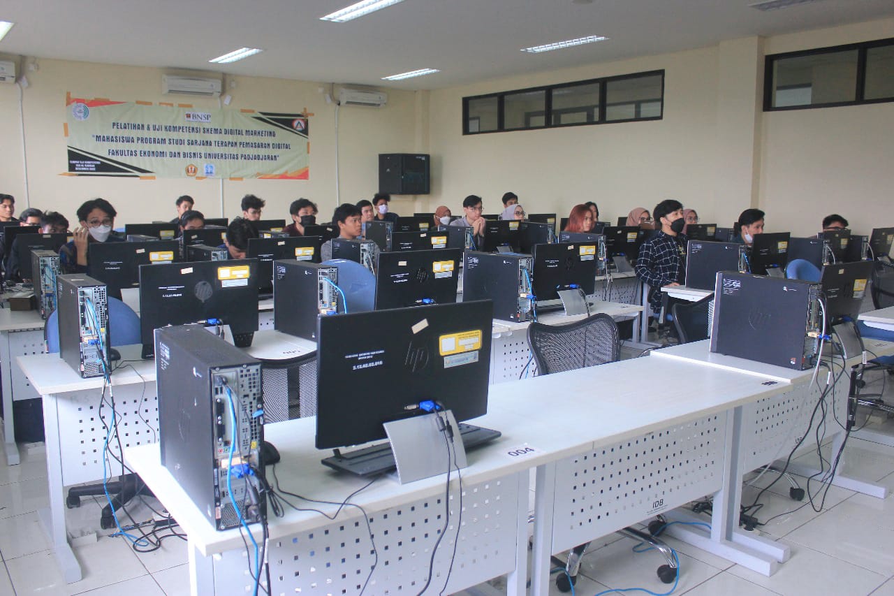 Peserta melakukan ujikom