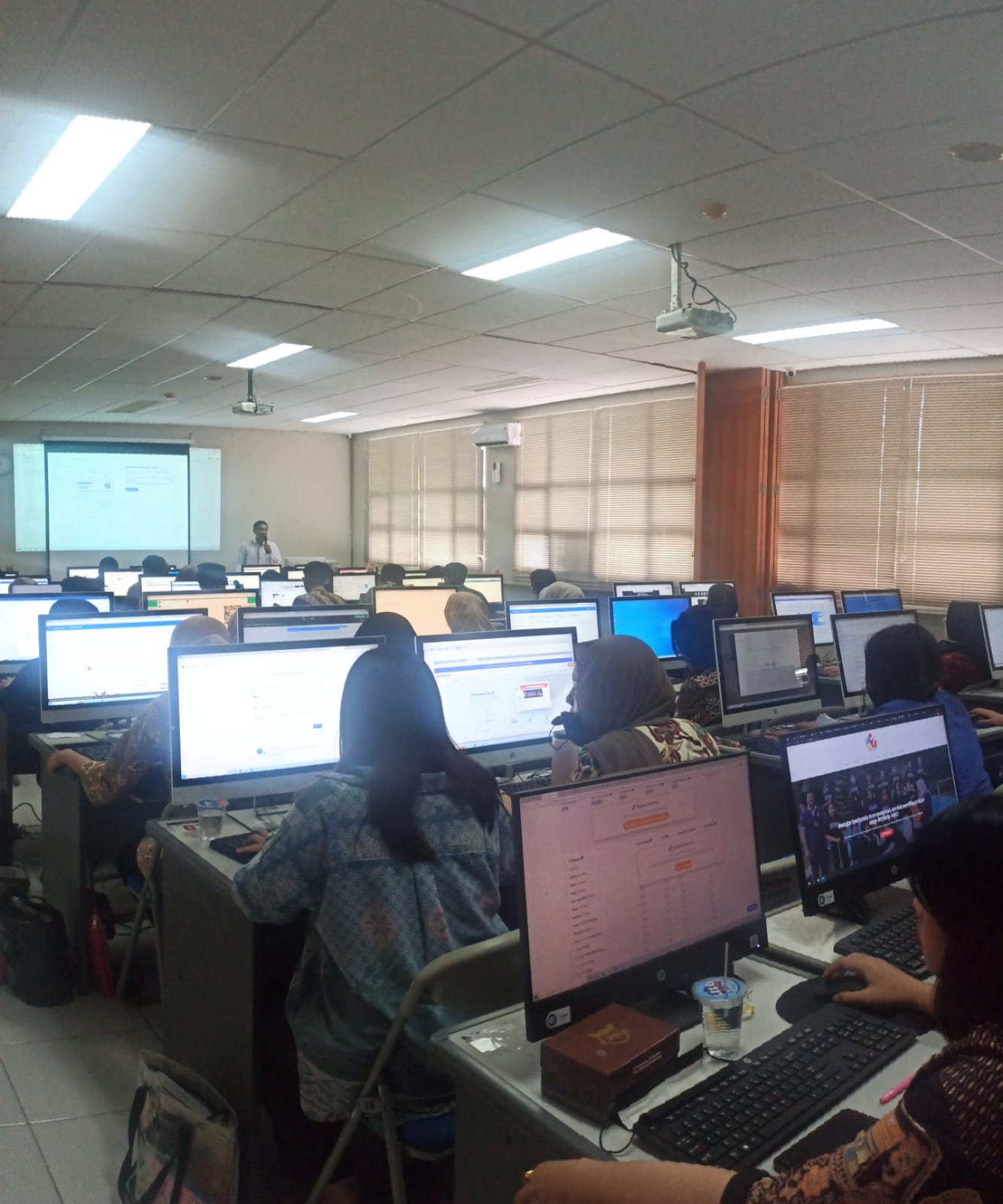 Peserta melakukan ujikom