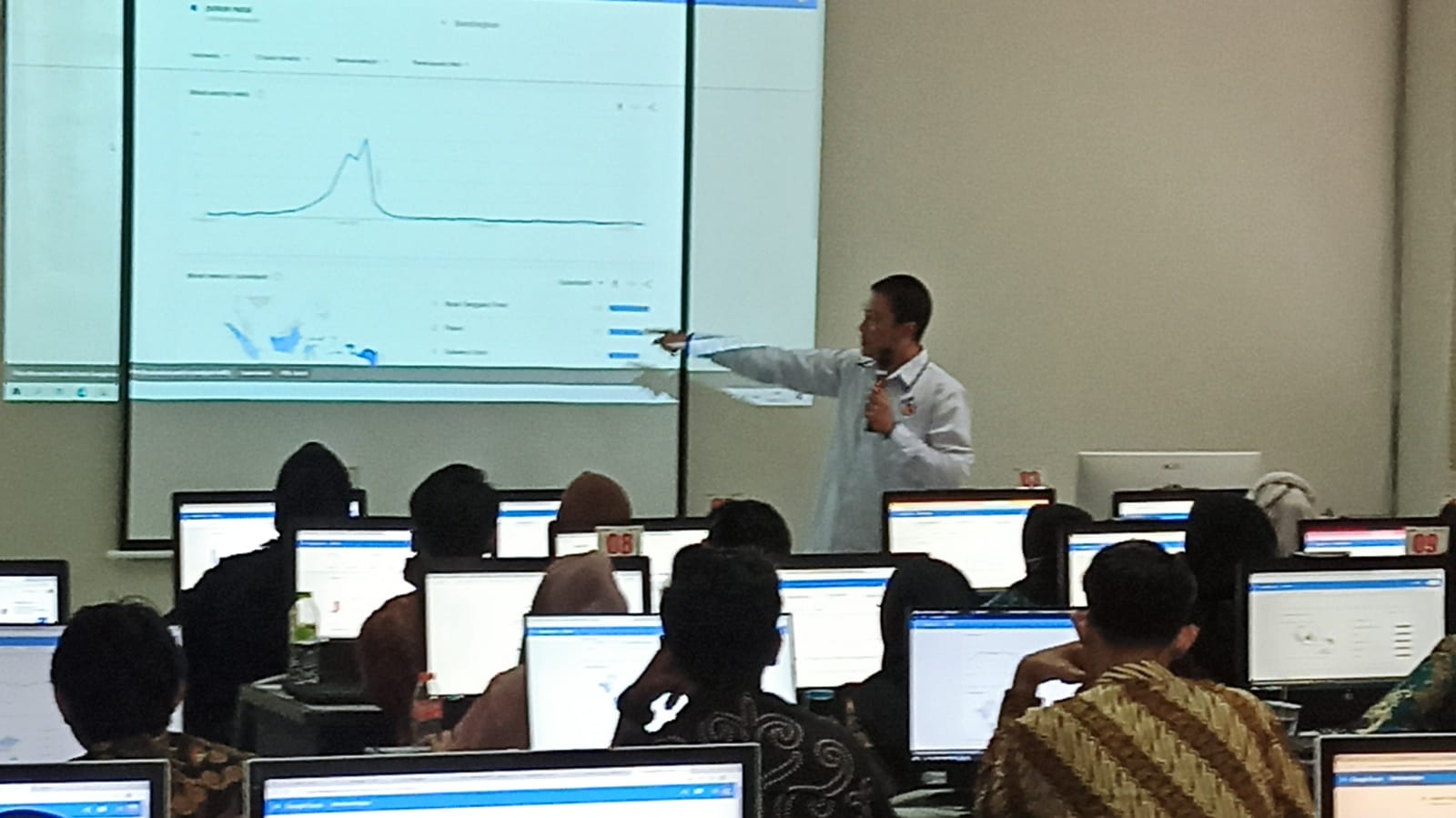 Peserta melakukan ujikom