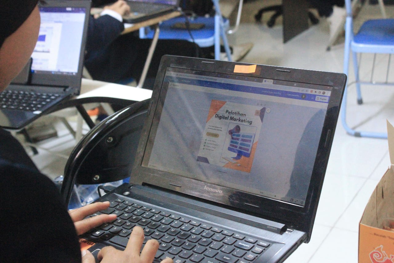 Peserta melakukan ujikom