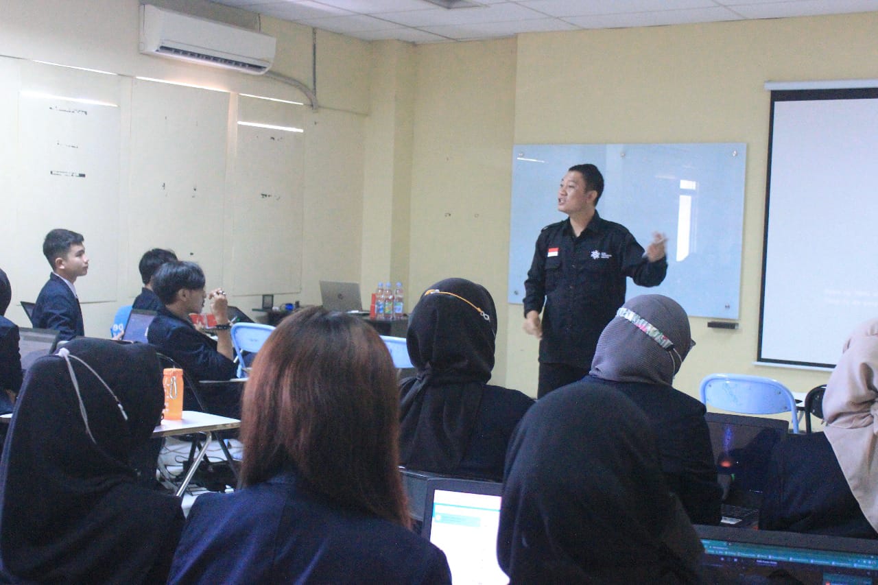 Peserta melakukan ujikom