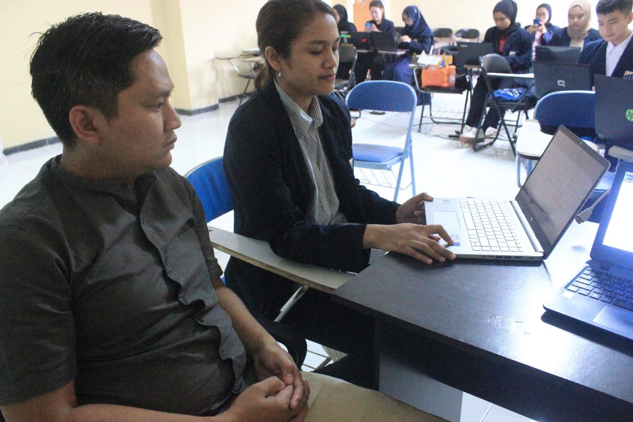 Peserta melakukan ujikom