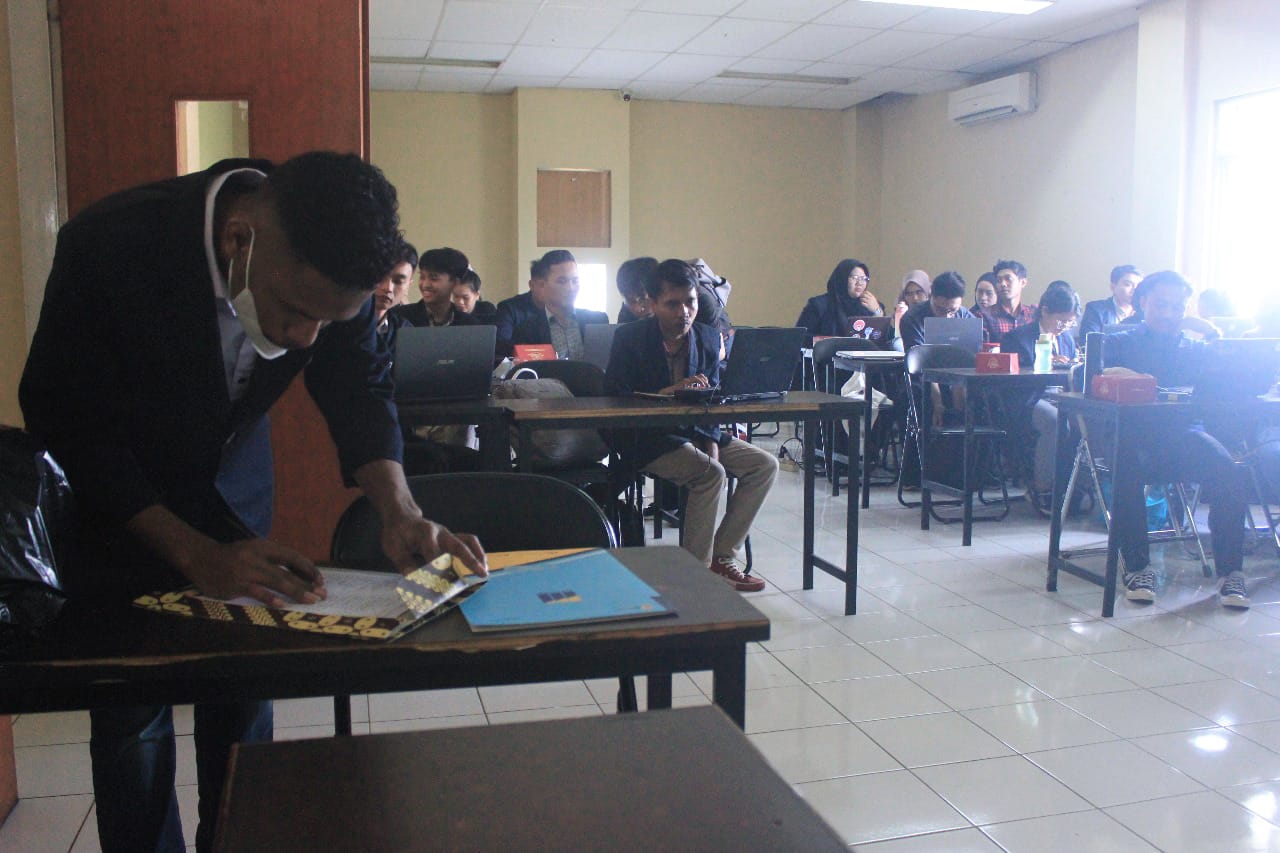 Peserta melakukan ujikom