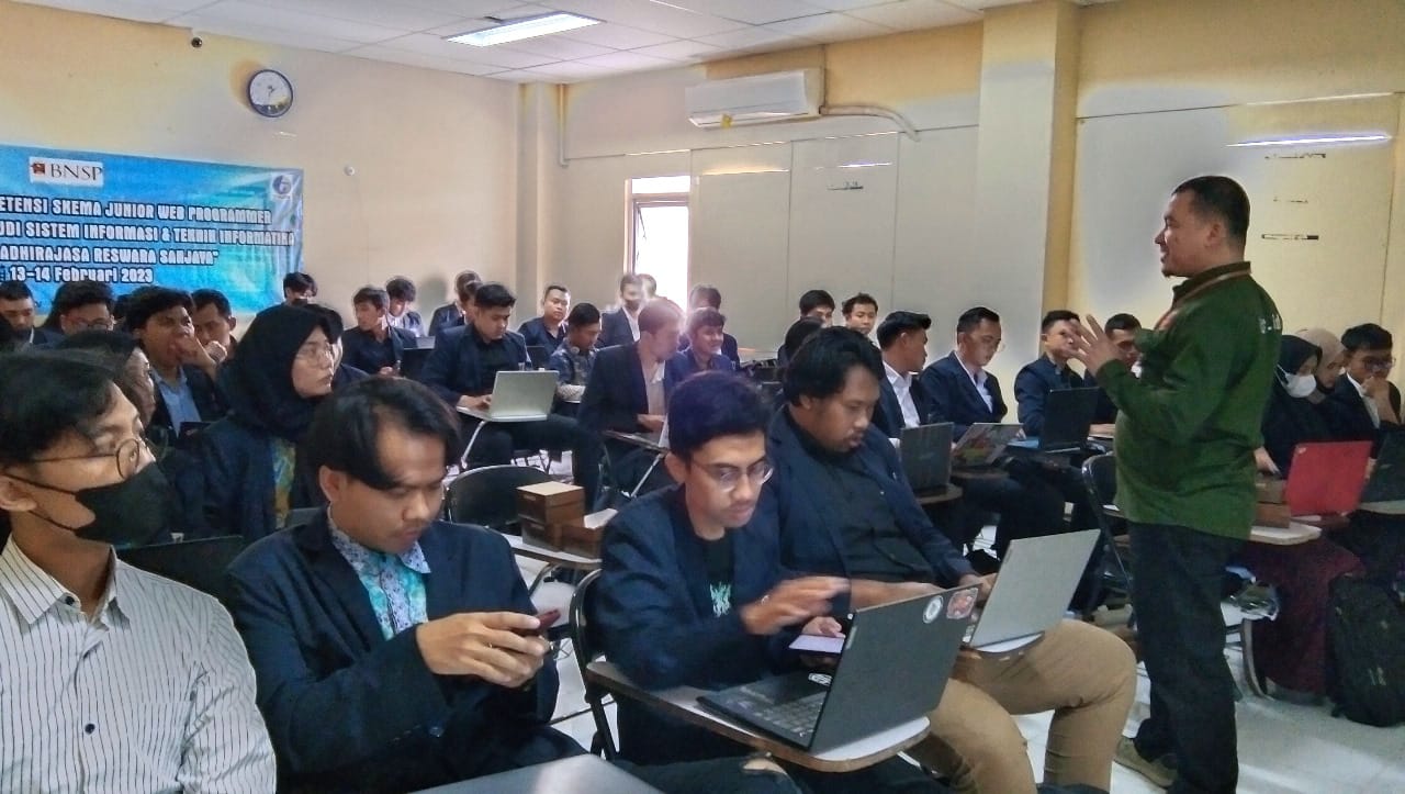 Peserta melakukan ujikom