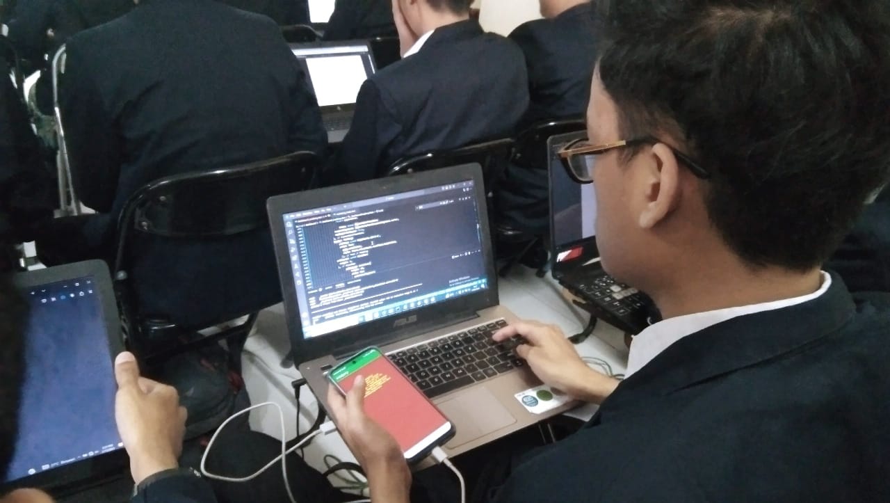 Peserta melakukan ujikom