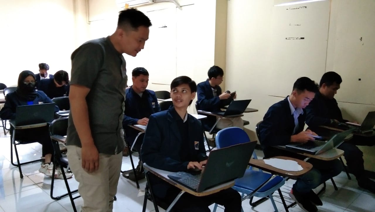 Peserta melakukan ujikom