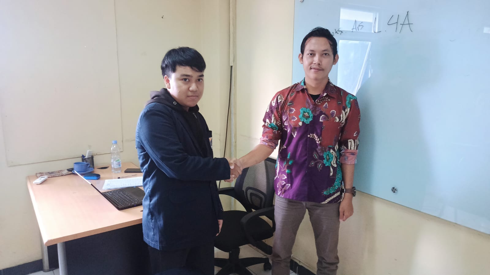 Peserta melakukan studi kasus