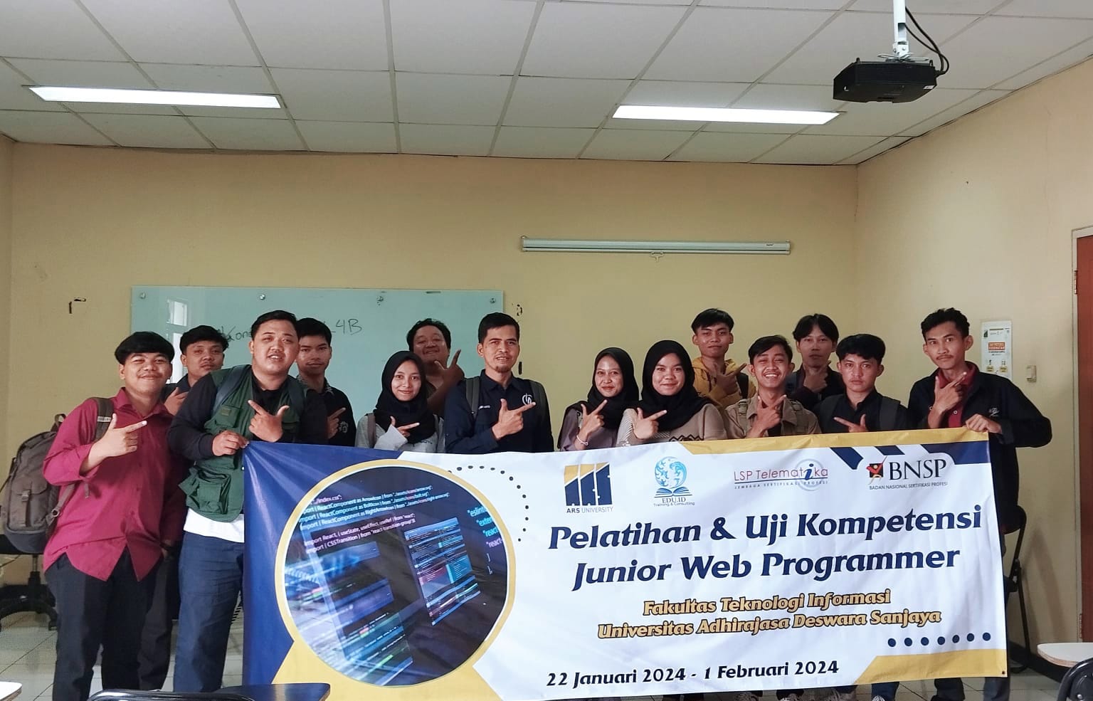 Fasilitator memberikan materi