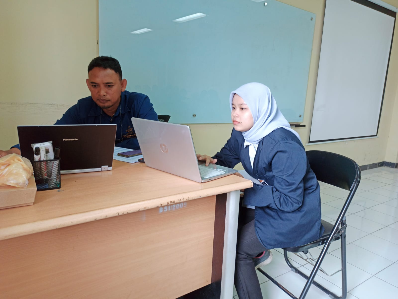 Fasilitator memberikan materi