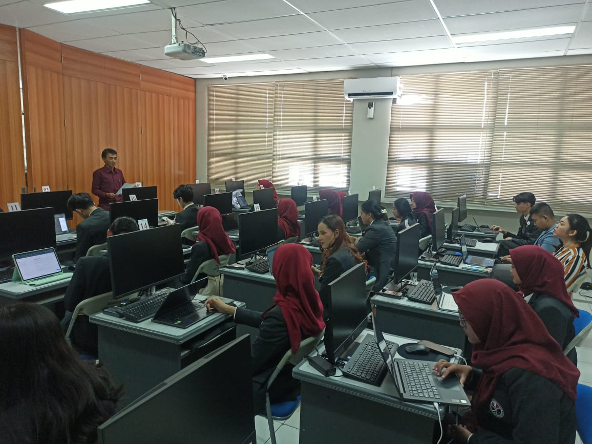 Peserta melakukan studi kasus