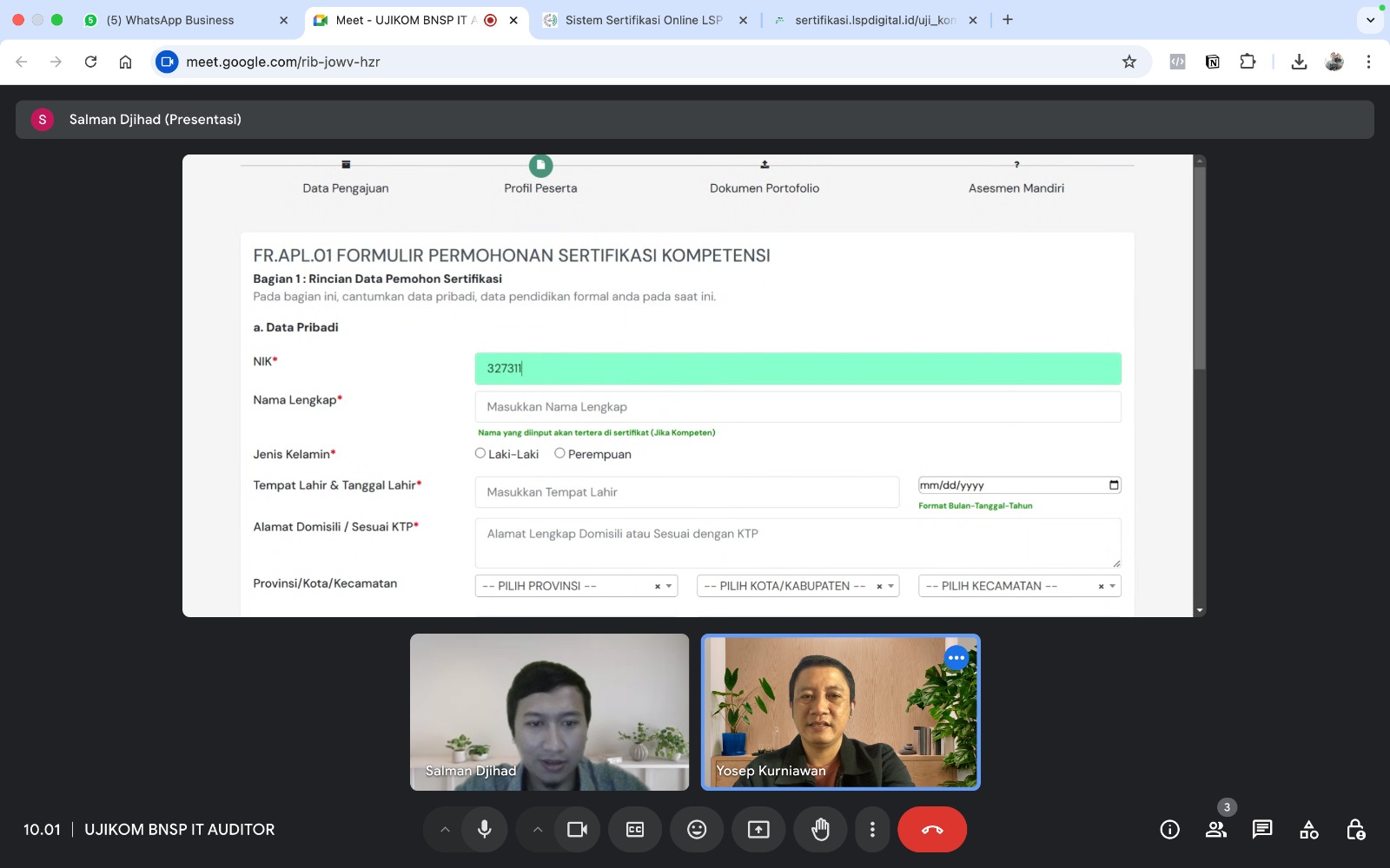 Peserta melakukan studi kasus