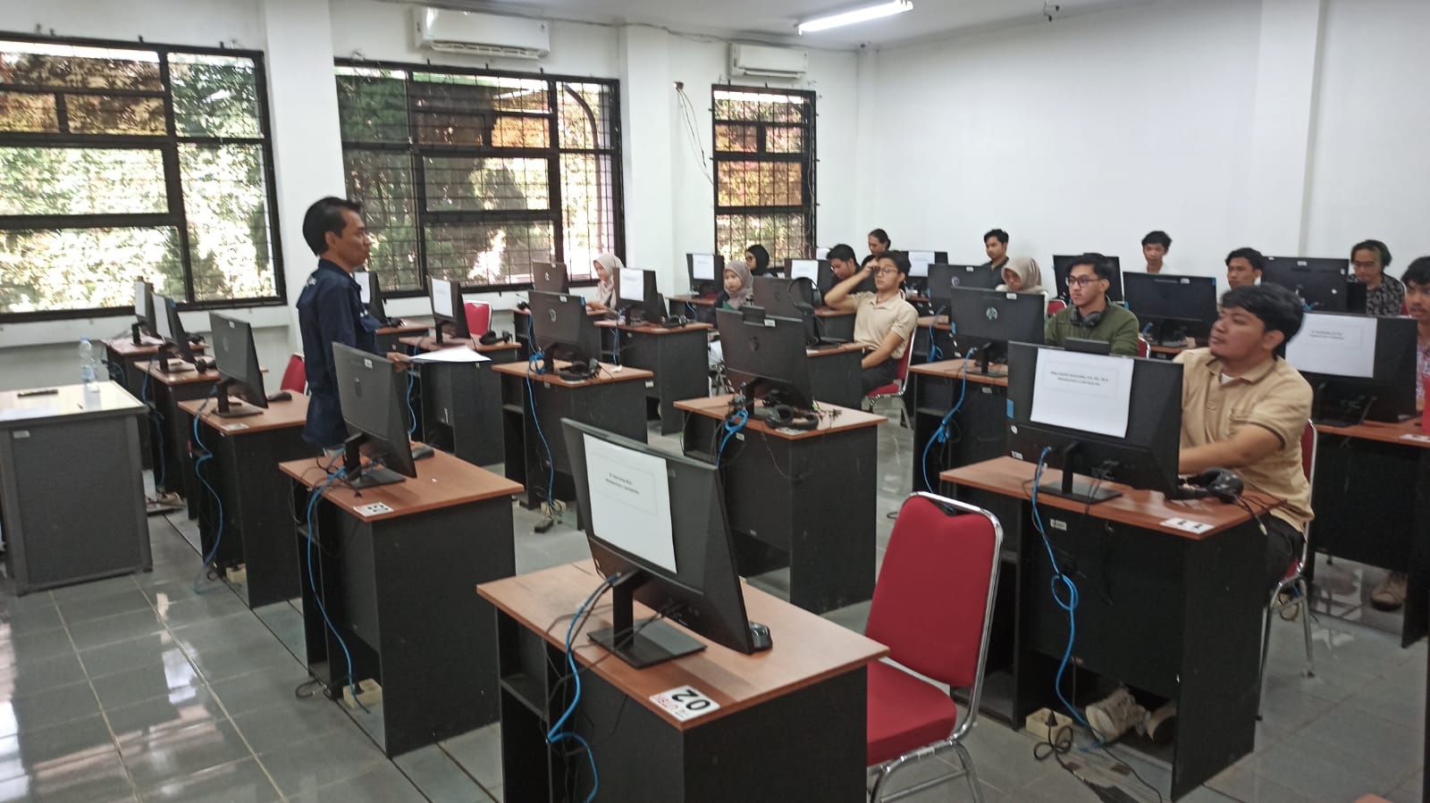 Peserta melakukan ujikom