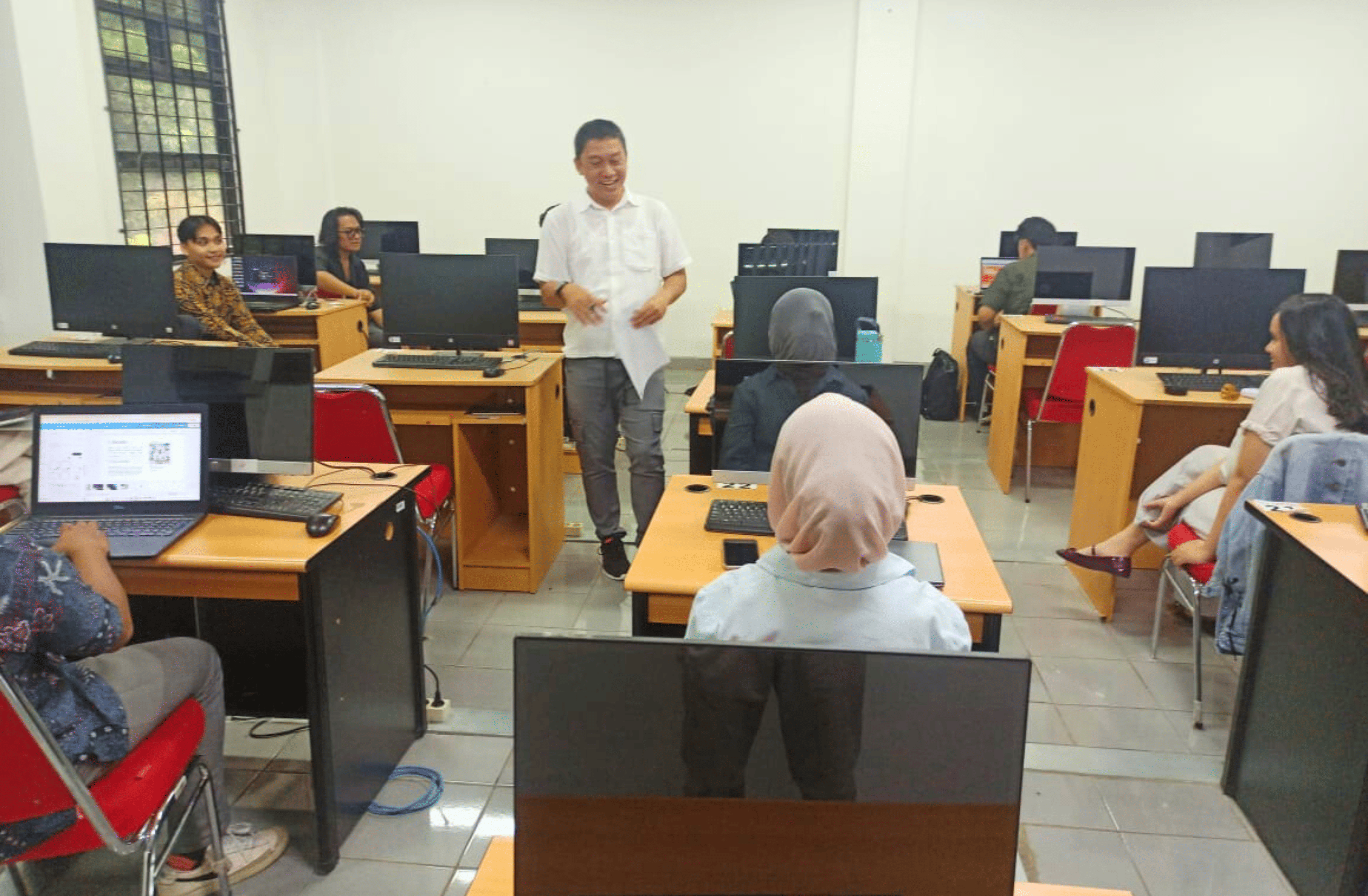 Peserta melakukan studi kasus