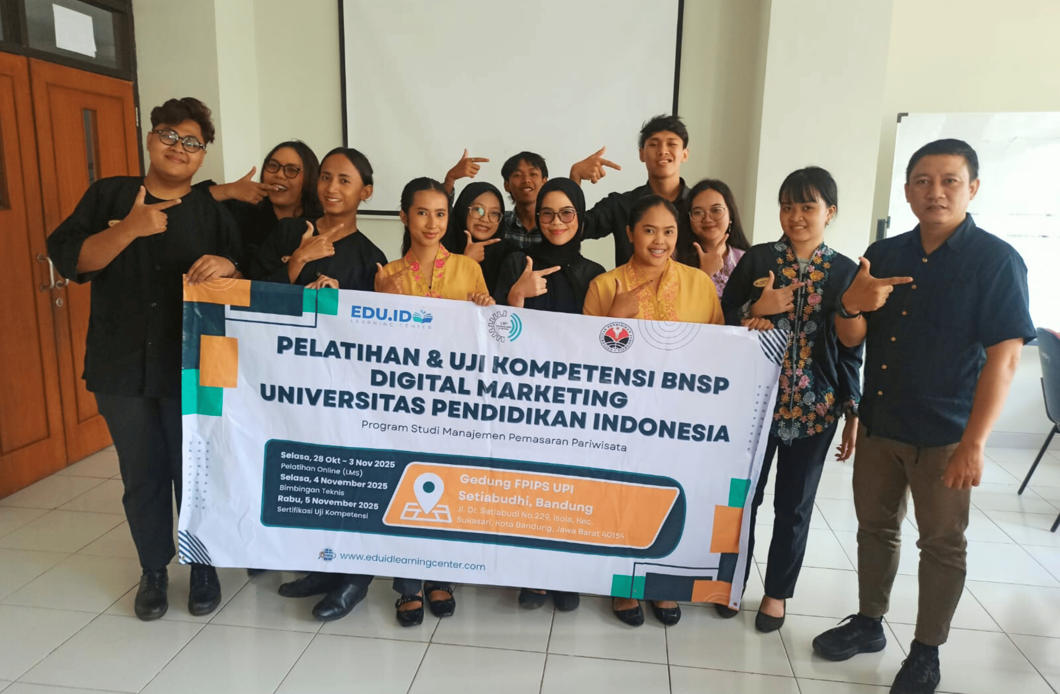 Peserta melakukan studi kasus