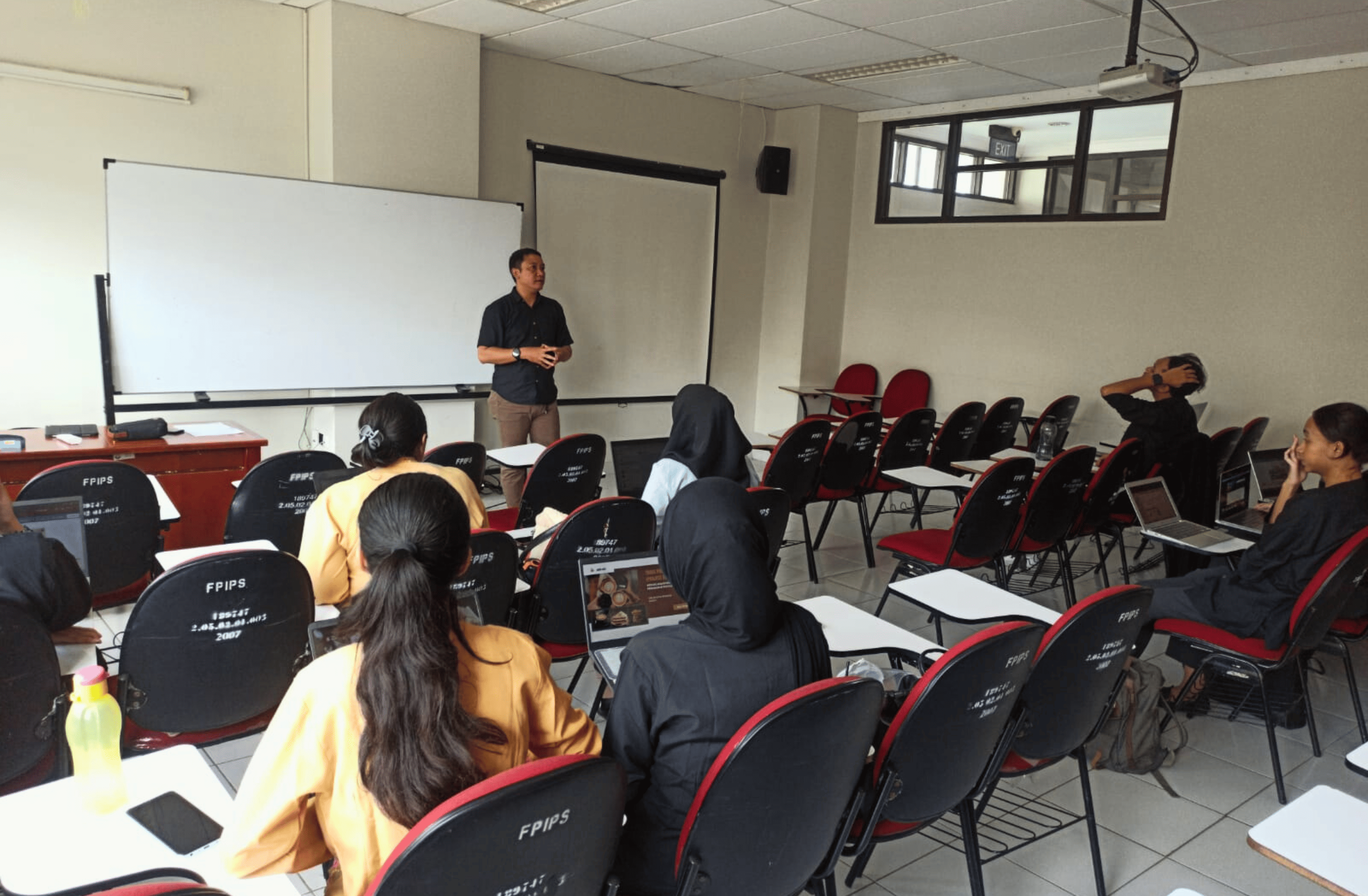 Peserta melakukan studi kasus