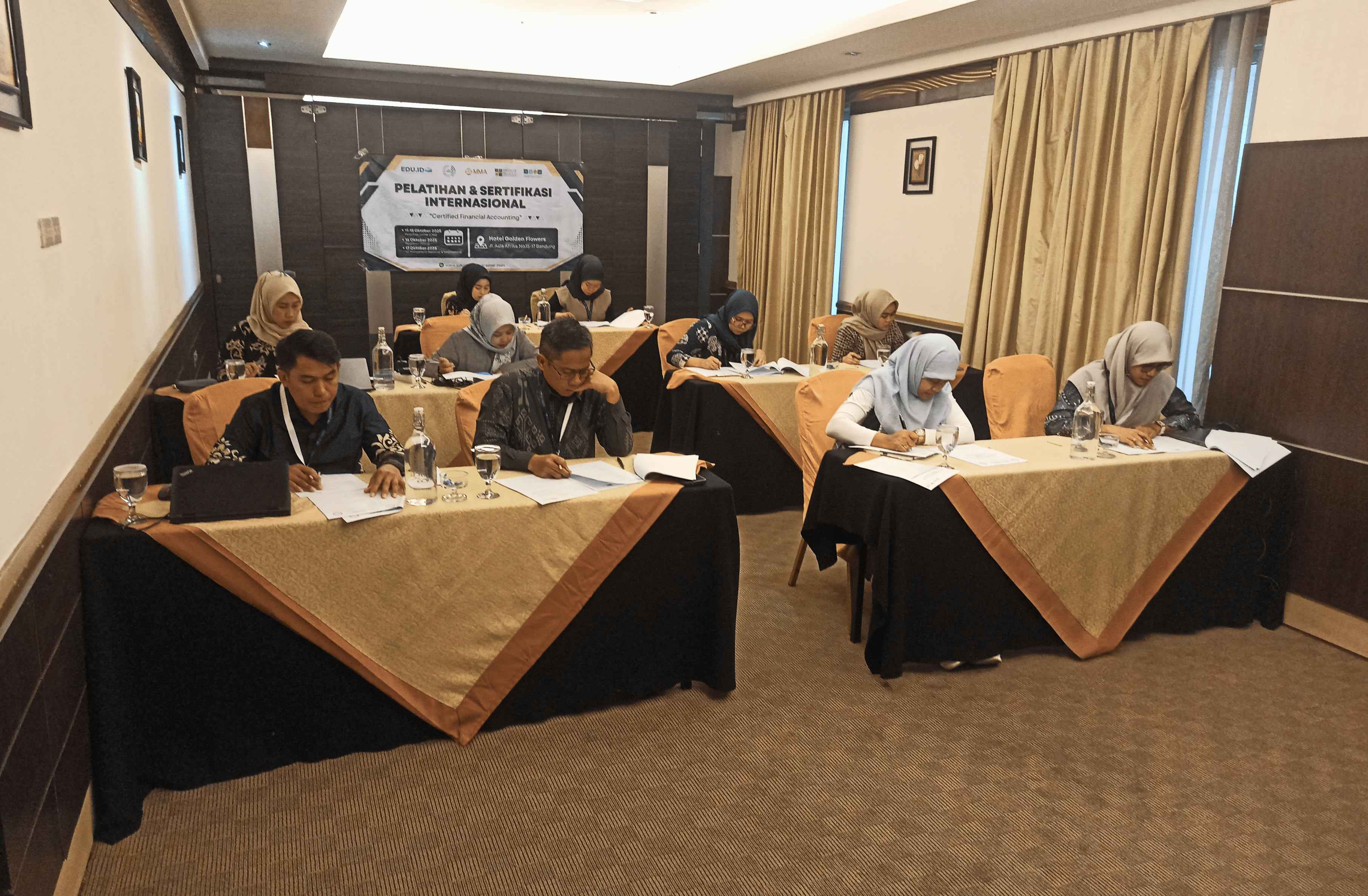 Peserta melakukan studi kasus