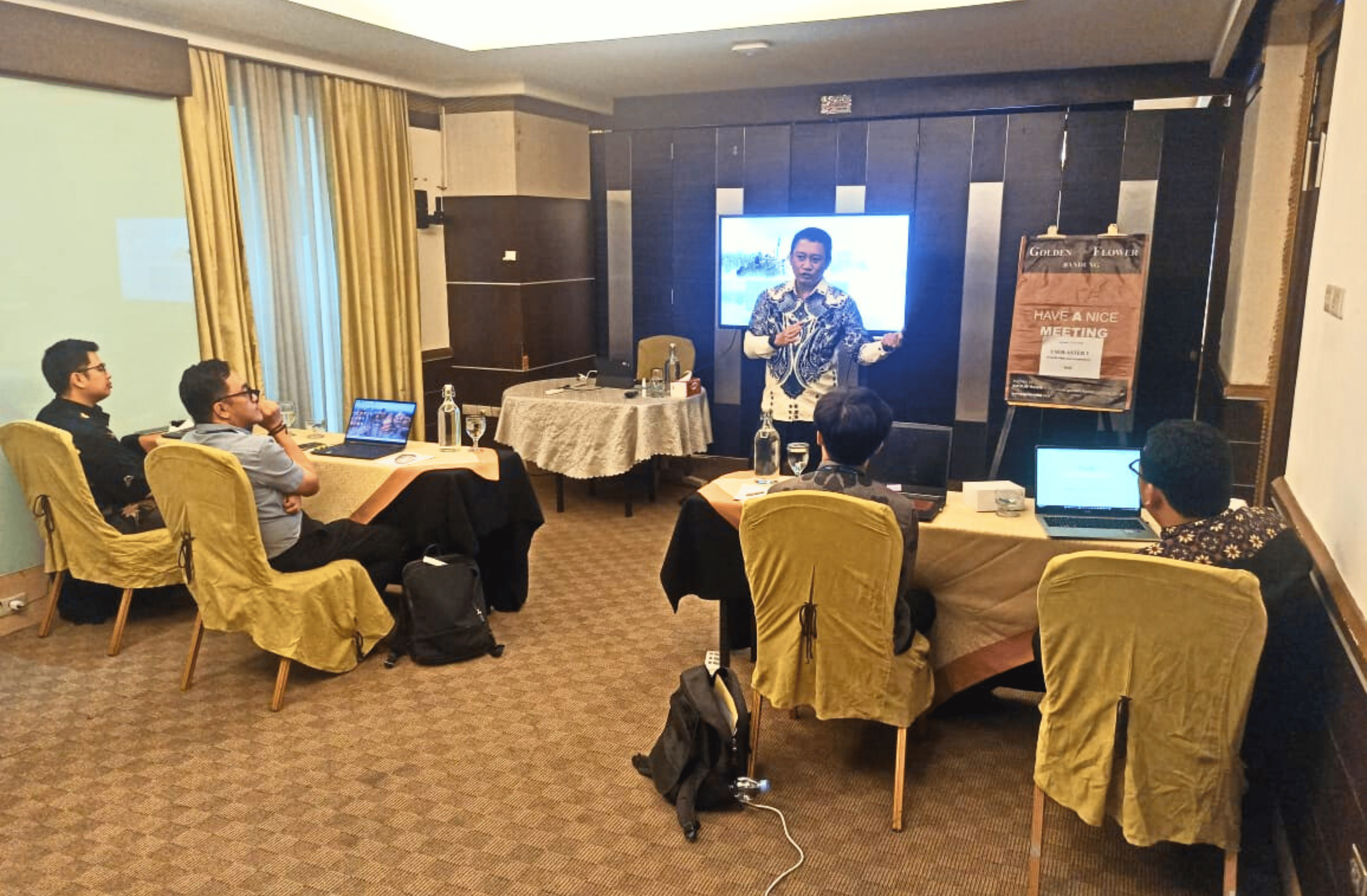 Peserta melakukan studi kasus