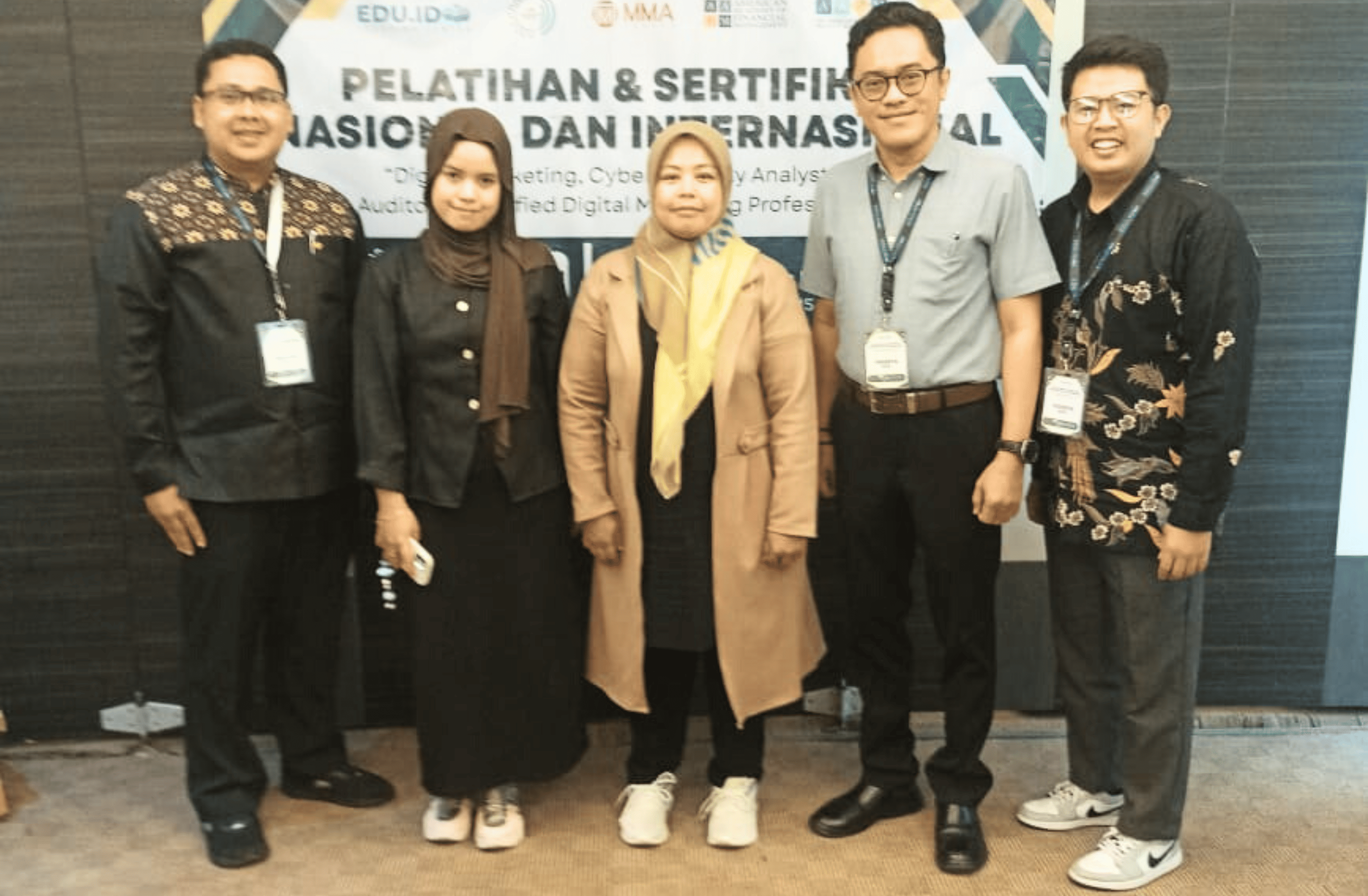 Peserta melakukan studi kasus