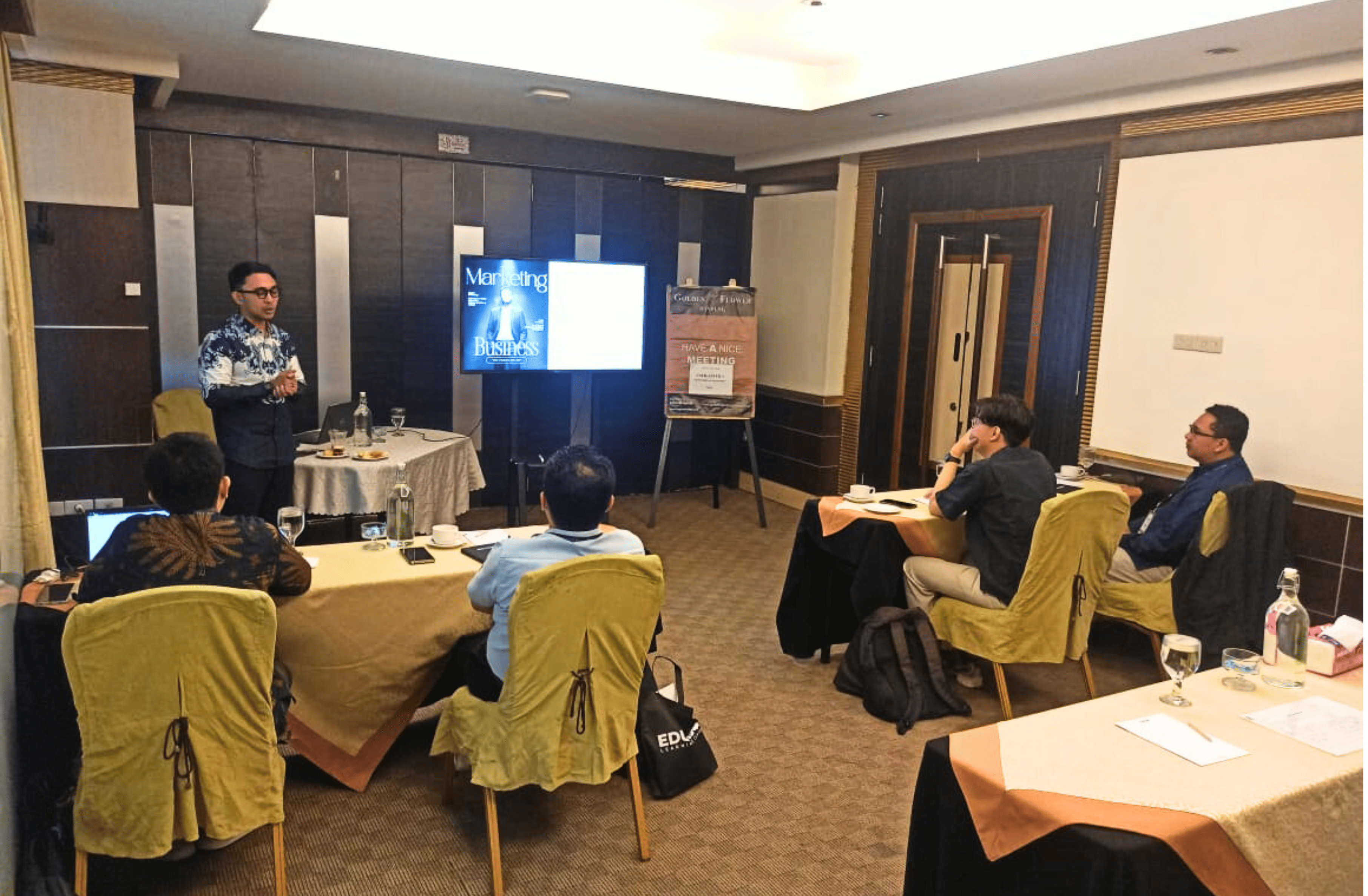 Peserta melakukan studi kasus