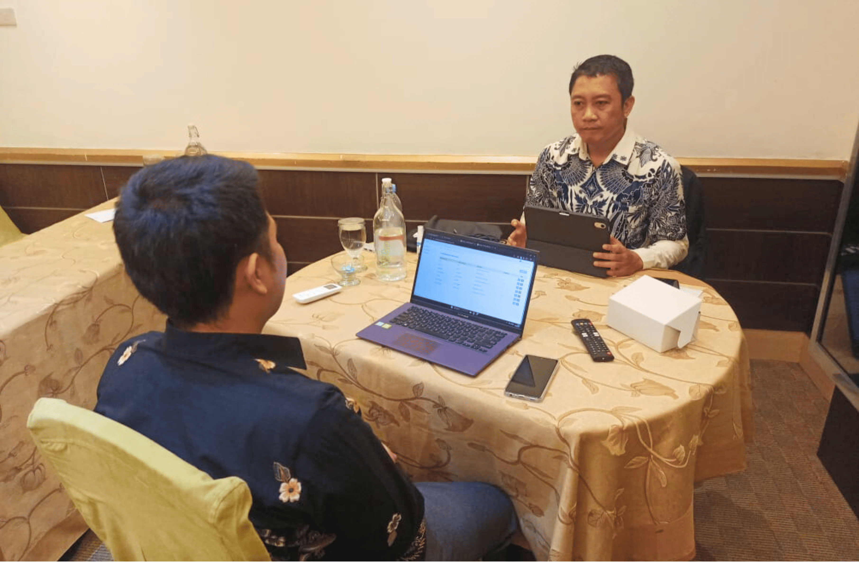 Peserta melakukan studi kasus