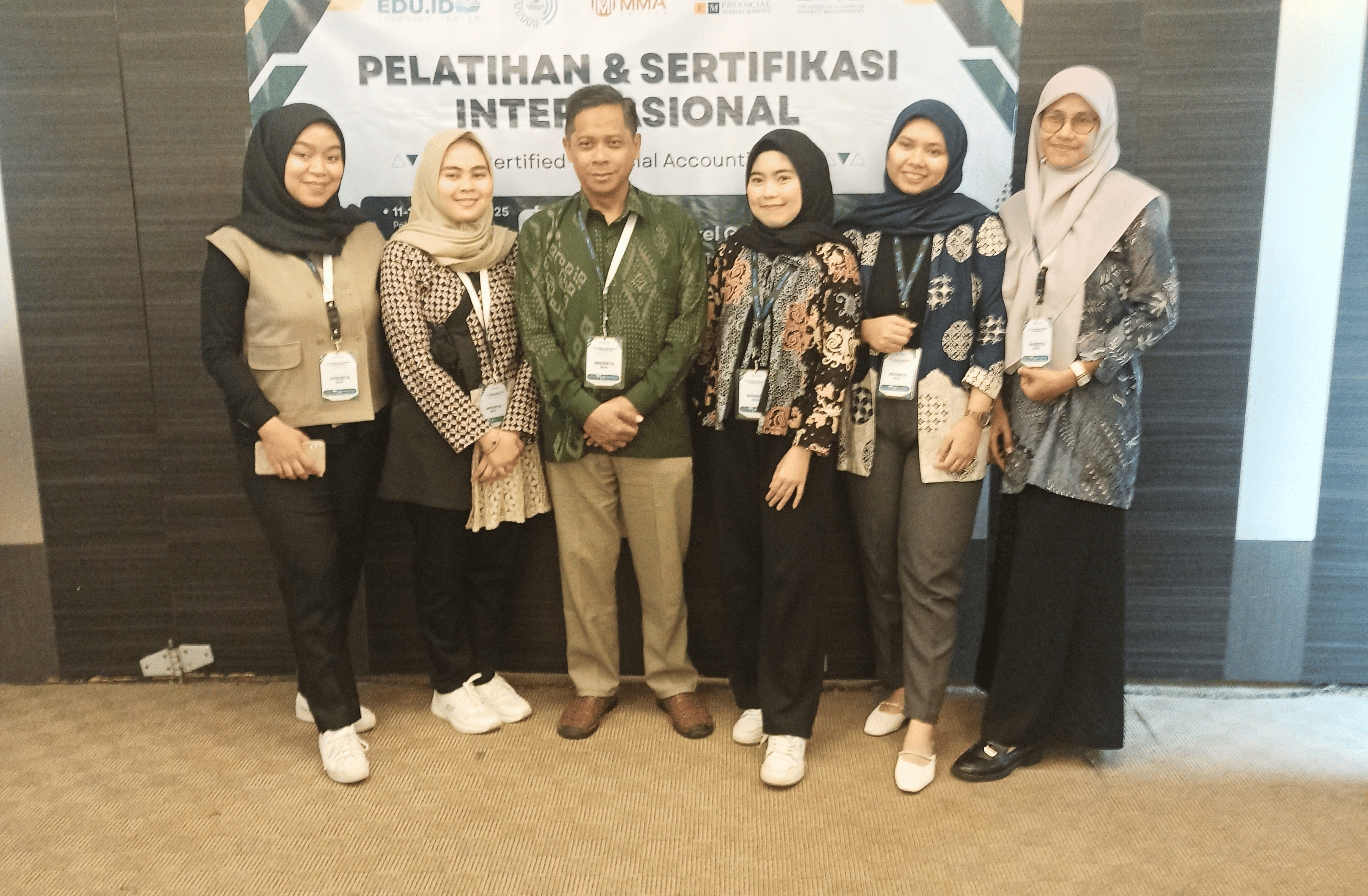 Peserta melakukan studi kasus