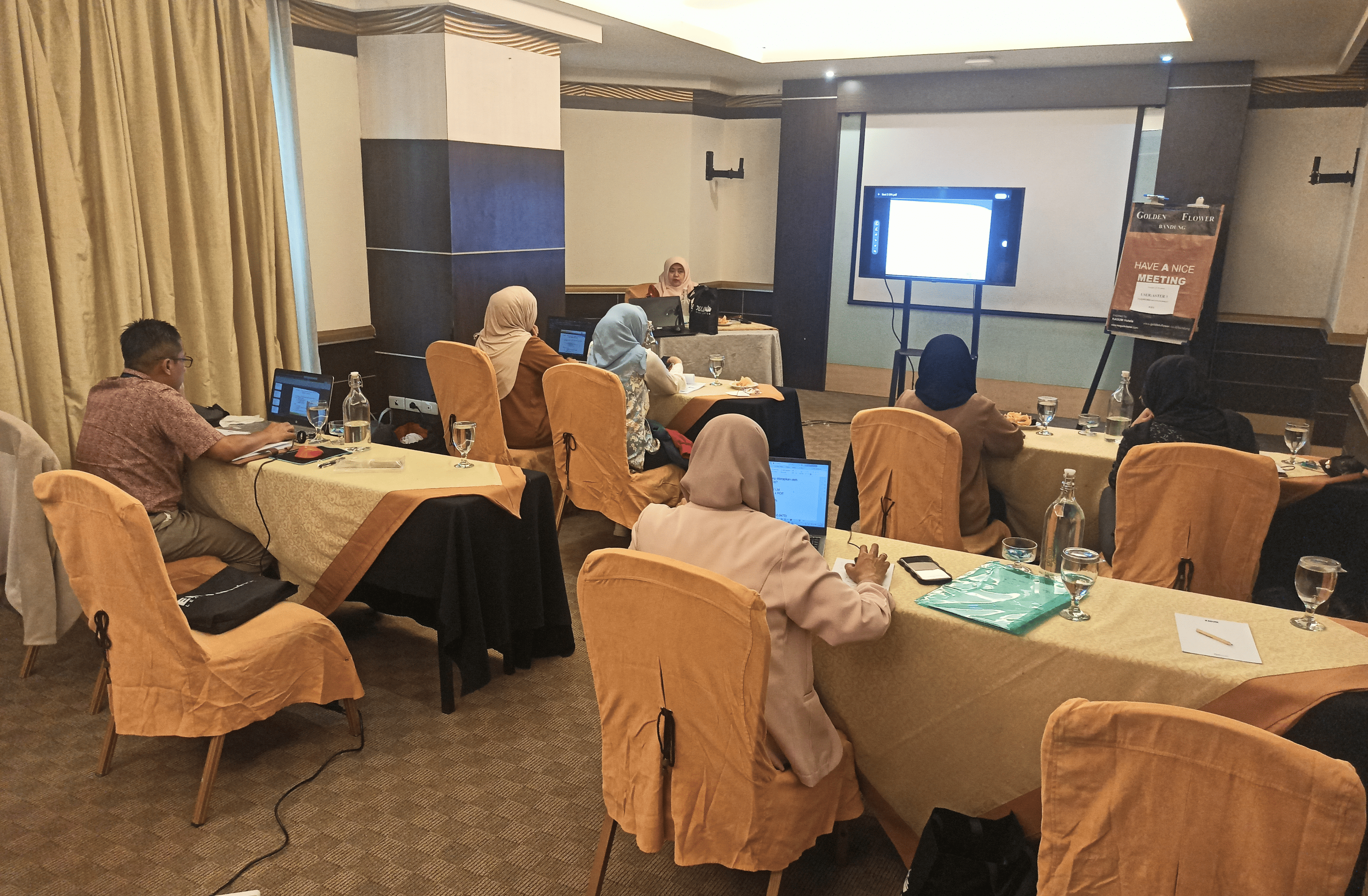 Peserta melakukan studi kasus