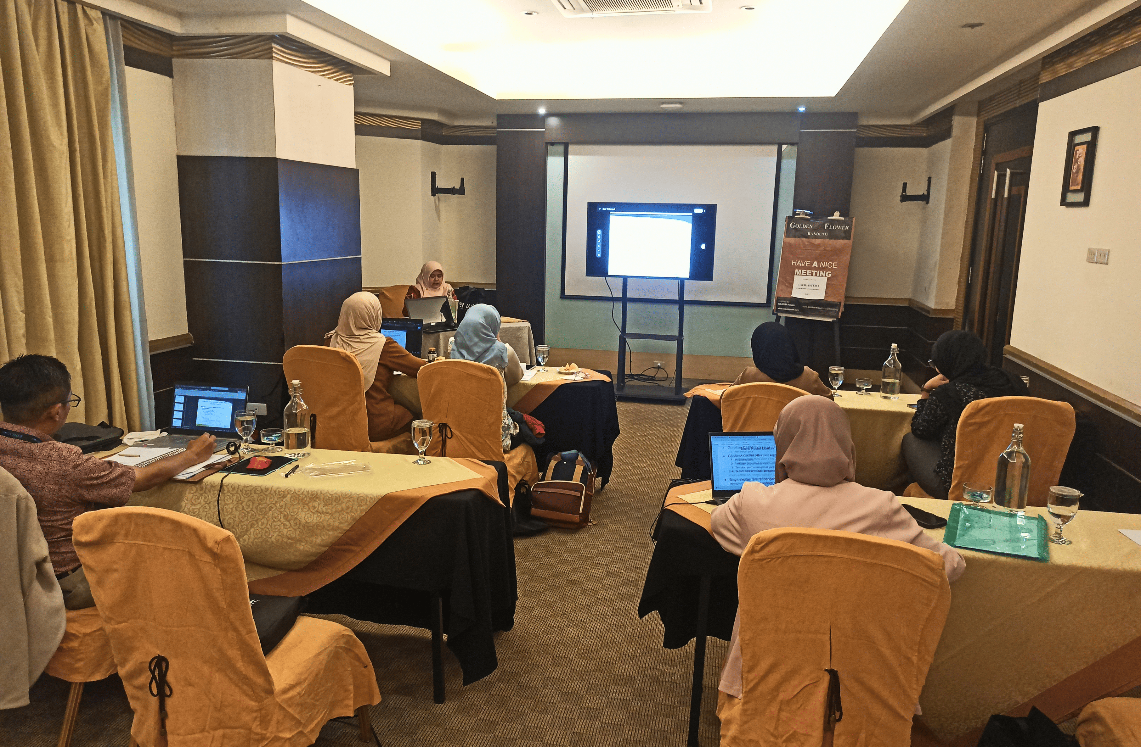 Peserta melakukan studi kasus