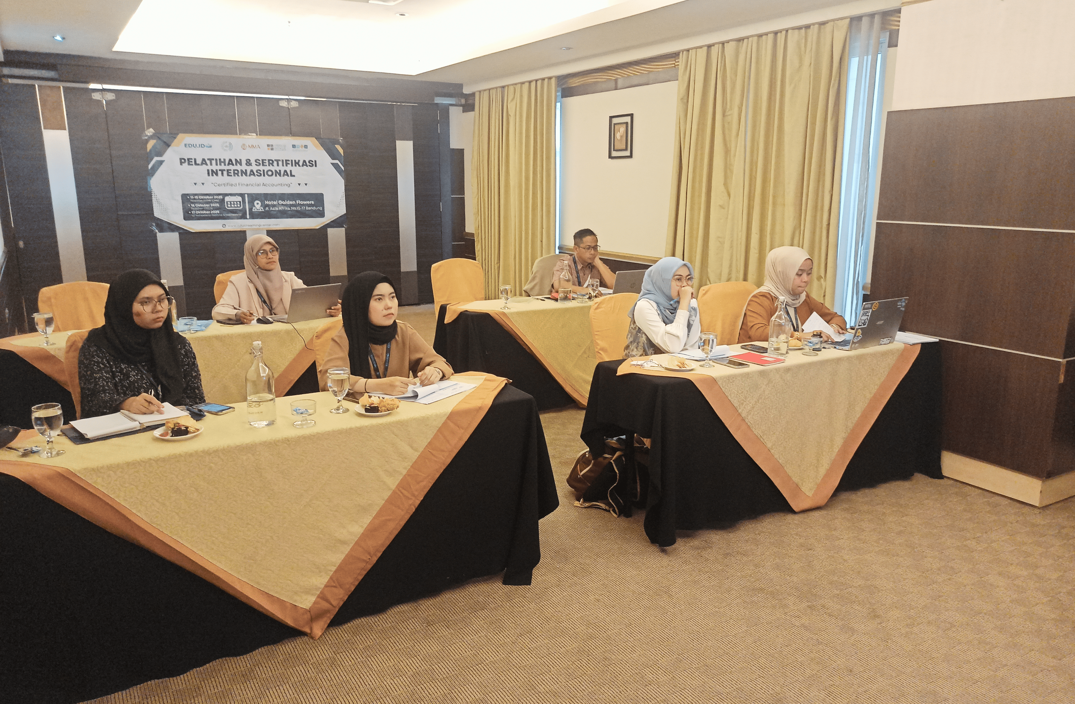 Peserta melakukan studi kasus