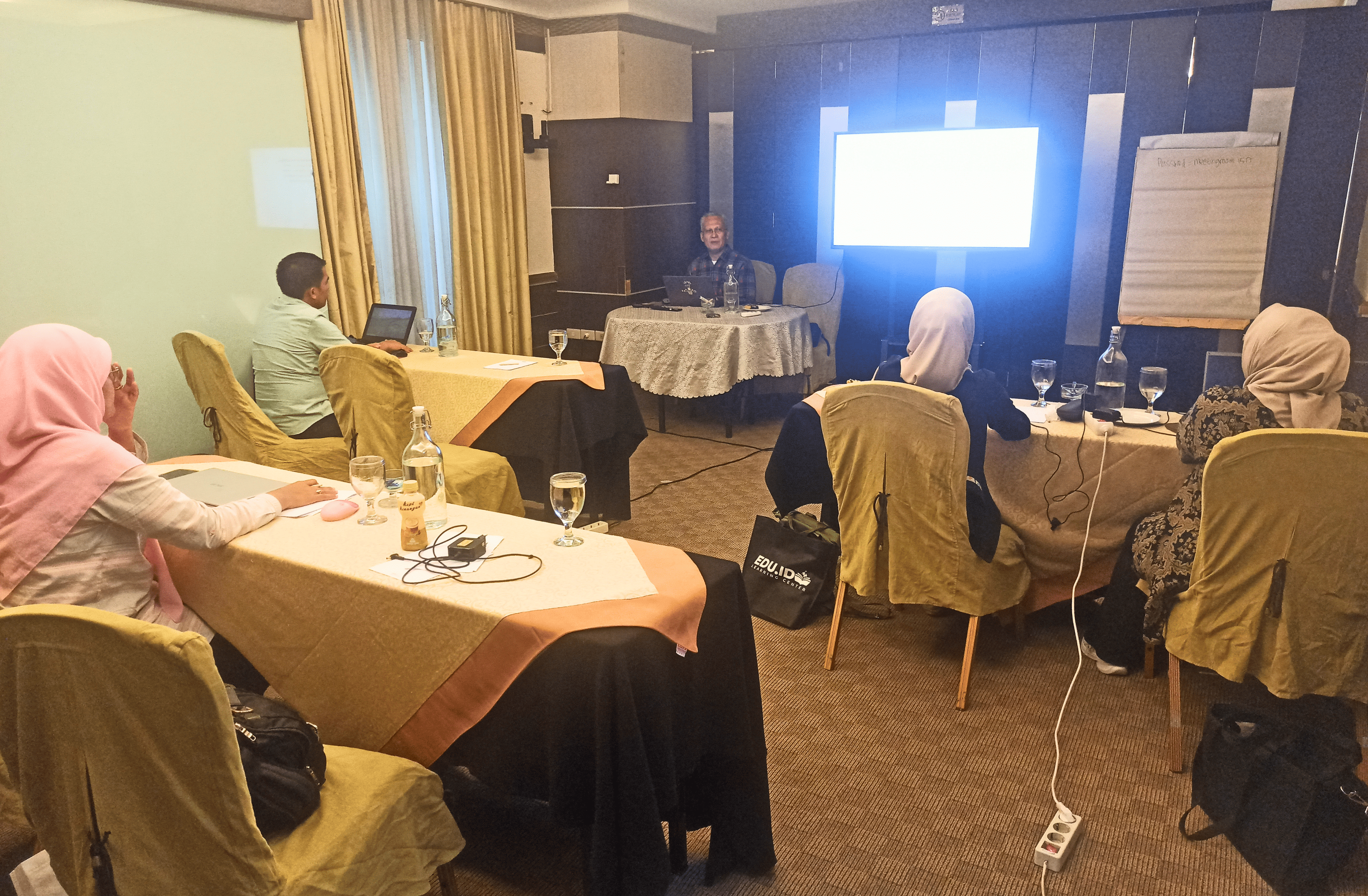 Peserta melakukan studi kasus