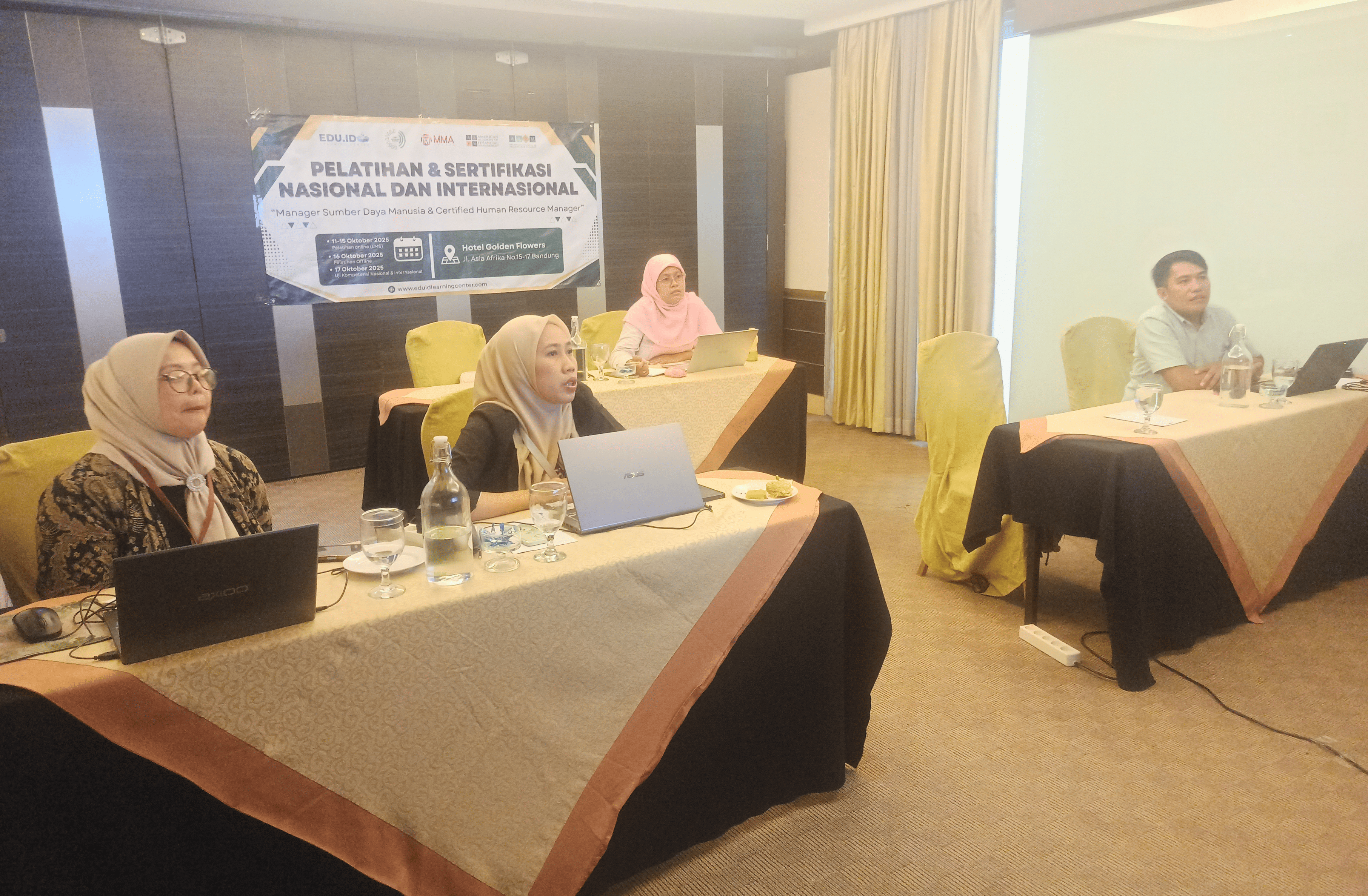 Peserta melakukan studi kasus