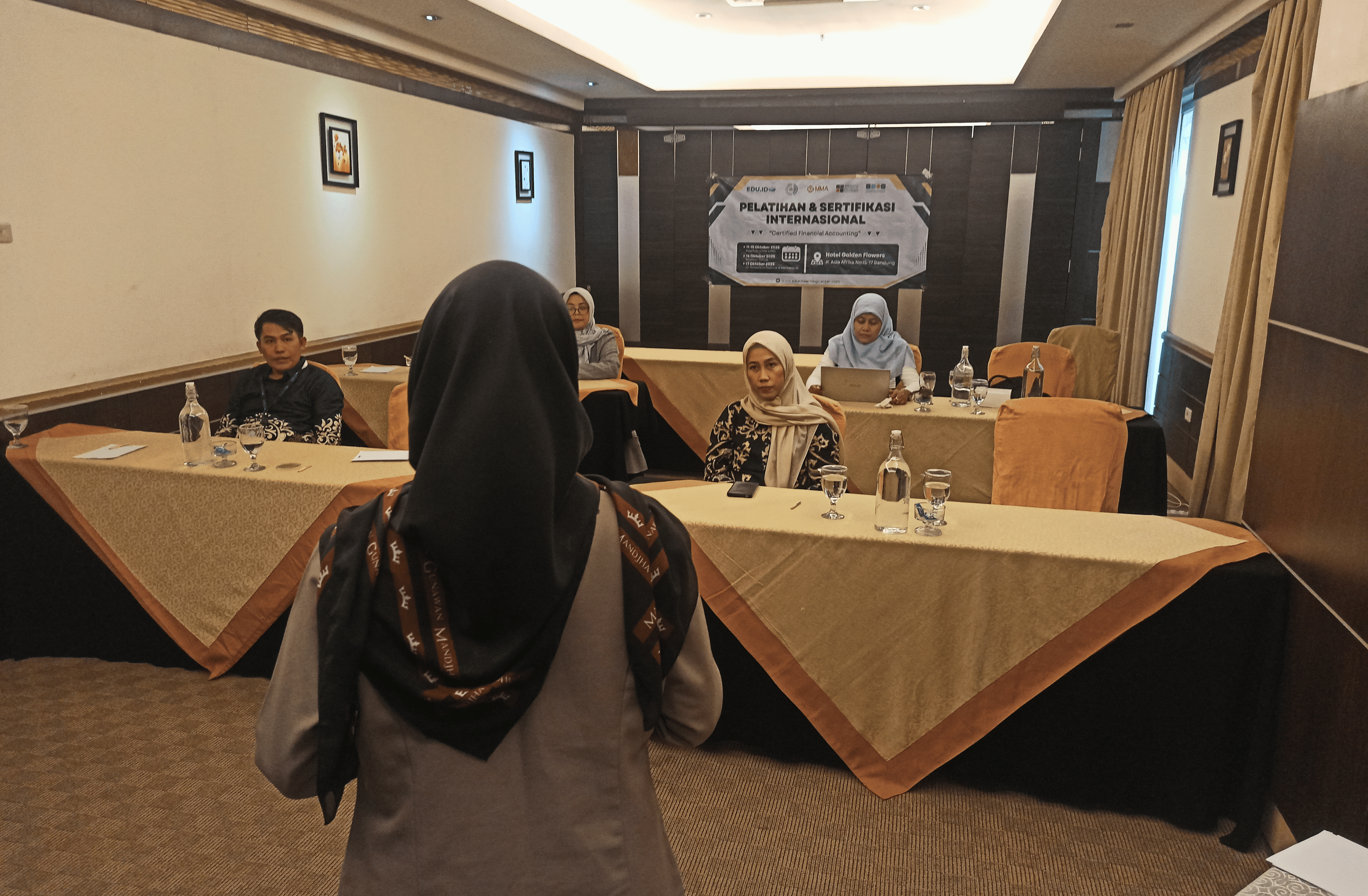 Peserta melakukan studi kasus