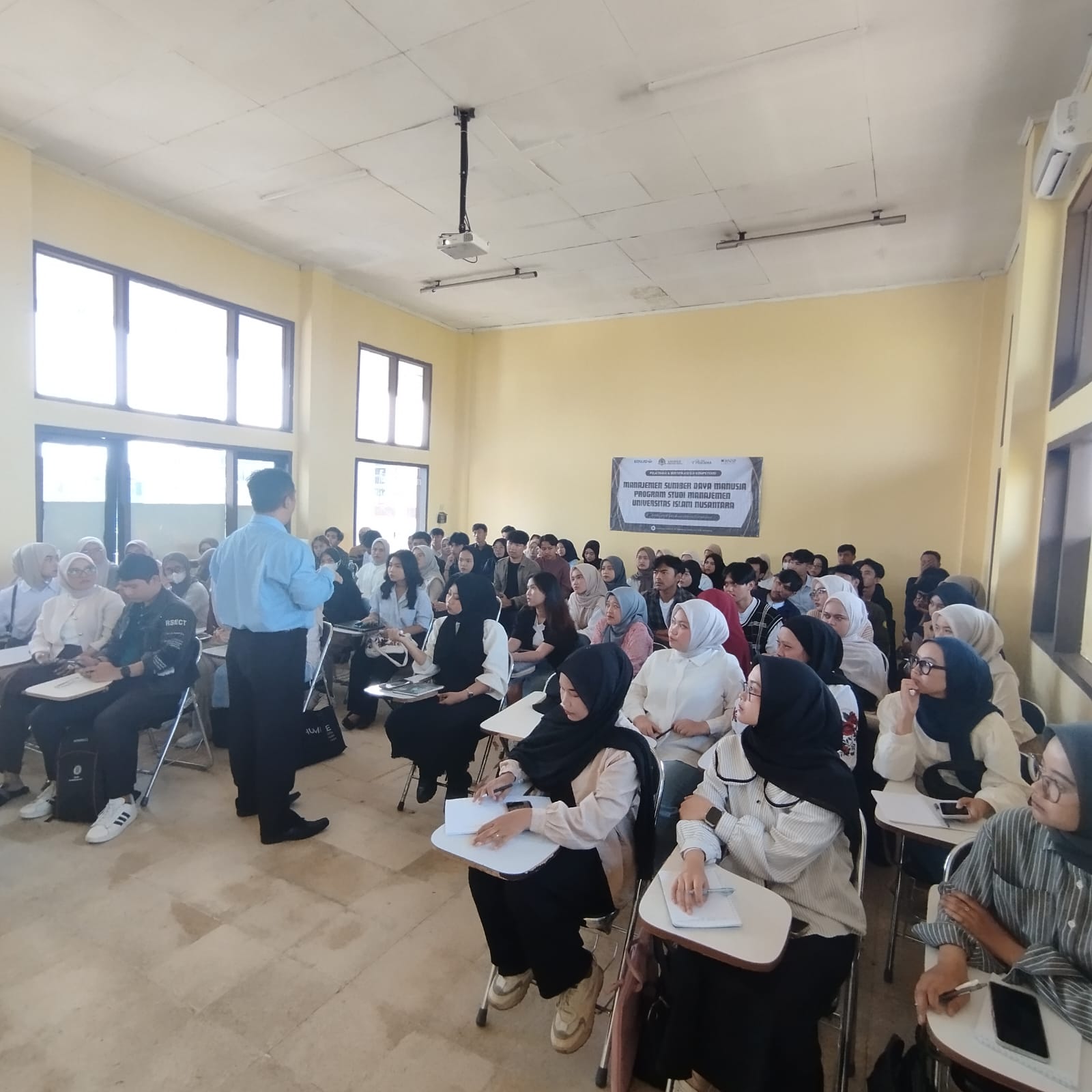 Peserta melakukan studi kasus